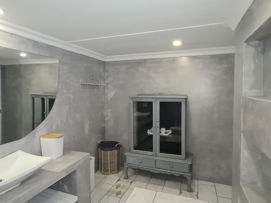 5 Bedroom Property for Sale in Kenton On Sea Eastern Cape